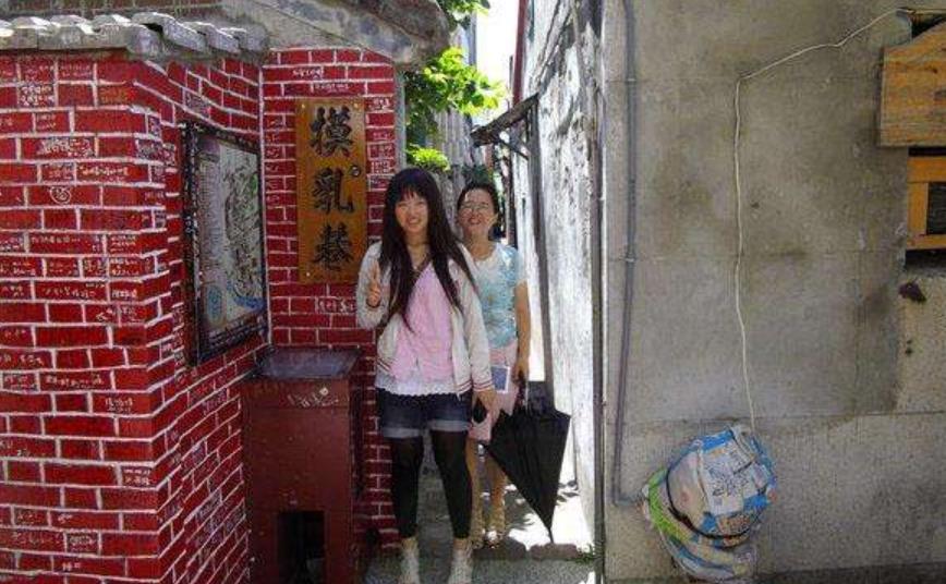 最新男打女探秘，小巷深处的特色小店故事