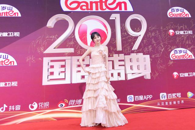 最新女鞋引领自信步伐，每一步前行，皆是自信蜕变